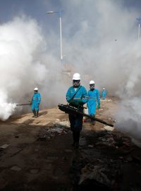 Rozprašování pesticidů v Saně při epidemii cholery, která v zemi stále doznívá (archivní foto)
