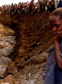 Masový hrob obětí genocidy ve Rwandě, během které zmasakrovali hutuští extremisté za 100 dní na 800 tisíc lidí