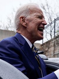Joe Biden povzbuzuje své příznivce.
