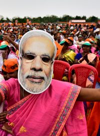 Volební mítink nacionalistické Indické lidové strany a příznivkyně premiéra Módího s maskou