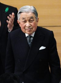 Japonský císař Akihito oficiálně odstupuje kvůli pokročilému věku.