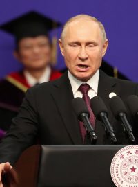 Vladimir Putin během projevu v Pekingu.