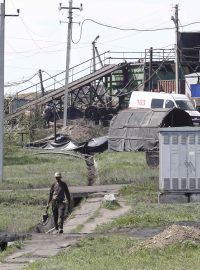 Šachta se nachází v Luhanské oblasti nedaleko frontové linie mezi ukrajinskou armádou a proruskými separatisty