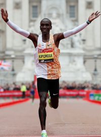 Eliud Kipchoge probíhá jako vítěz cílem Londýnského maratonu