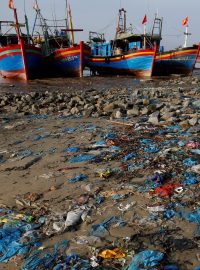 Každoročně lidé vyhodí do moří miliony tun plastů