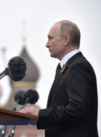 Ruský prezident Vladimir Putin při vojenské přehlídce v Moskvě.