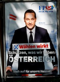 Volební plakáty FPÖ s teď už bývalým lídrem strany Heinzem-Cristianem Strachem