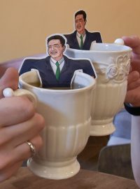 Je libo prezidentský čaj? Kavárna ve Lvově nabízí čajové sáčky s podobiznou zvoleného prezidenta Volodymyra Zelenského