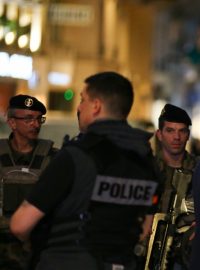 Na místo výbuchu v Lyonu dorazil v pátek večer francouzský ministr vnitra Christophe Castaner