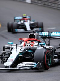 Lewis Hamilton na trati v Monaku
