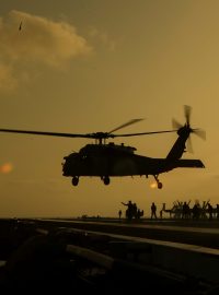 Americký vrtulník SH-60 Seahawk vzlétající z plošiny Amerického námořního letectva v Arabském moři. Zdroj: Reuters, autor: Jeff Sherman