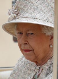 Královna své narozeniny oslavila už v den svého narození 21. dubna. Britští monarchové ale pořádají oficiální oslavu narozenin bez ohledu na skutečné datum narození druhý červnový víkend, kdy si ji mohou díky lepšímu počasí přihlížející lépe užít.