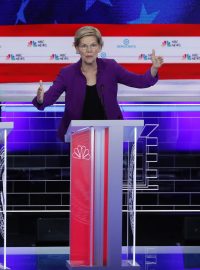 Při první besedě demokratických kandidátů dominoval hlas massachusettské senátorky Elizabeth Warrenové