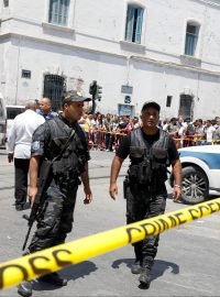 Tuniští policisté hlídkují v centru Tunisu, kde došlo k teroristickému útoku