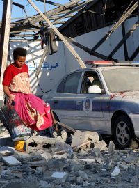 Na předměstí Tripolisu ve středu zemřelo nejméně 44 lidí a 130 lidí bylo při ostřelování zraněno - byly mezi nimi taky ženy a děti