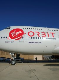 Letadlo společnost Virgin Orbit s raketou
