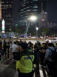 Lidé se při zemětřesení shromáždili na ulicích