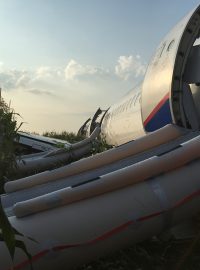 „Pilot mistrovsky přistál bez vysunutého podvozku s vynechávajícími motory přímo na kukuřičném poli,“ napsal v komentáři list Komsomolskaja pravda.