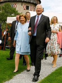 Lichtenštejnský kníže Hans Adam II. a jeho manželka princezna Marie jdou před svým synem, lichtenštejnským dědičným princem Aloisem a jeho manželkou princeznou Sophií ve Vaduzu
