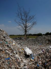 Vesničané v hromadách odpadu hledají plasty a hliník.