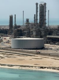 Největší exportní přístav pro ropu na světě Ras Tanura v Saúdské Arábii (archivní foto)