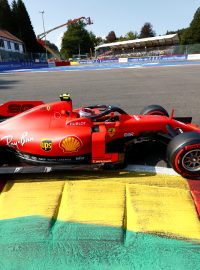 Charles Leclerc ve svém Ferrari během kvalifikace na Velkou cenu Belgie