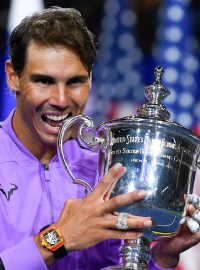 Rafael Nadal s pohárem pro vítěze US Open.