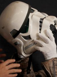 Jedním z největších lákadel aukce je helma Stormtroopera z čtvrté epizody Star Wars s podtitulem Nová naděje. Očekává se, že se tato rekvizita nakonec prodá za více než 180 000 liber tedy 5 milionů korun.