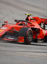Kvalifikaci na Velkou cenu Singapuru formule 1 vyhrál Charles Leclerc z Ferrari