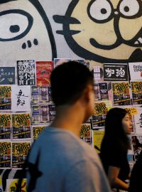 Lennonova zeď v Hongkongu polepená plakáty protivládních demonstrantů (foto ze září 2019ú