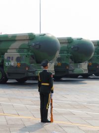 Čínská armáda ukázala i mezikontinentální balistickou střelu Tung-feng 41, která je údajně schopna nést až deset jaderných hlavic a která by dokázala zasáhnout kterýkoli cíl v USA.