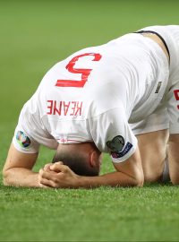 Zklamaný obránce Michael Keane po prohraném zápase s českým národním týmem.