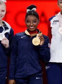 Simone Bilesová se zlatou medailí (uprostřed). Vlevo stříbrná Američanka Jade Careyová, vpravo Britka Elissa Downieová s bronzem.
