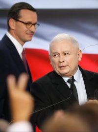 Předseda Práva a spravedlnosti (PiS) Jarosław Kaczyński (v popředí) a premiér Mateusz Marowiecki po zveřejnění odhadů výsledků parlamentních voleb v Polsku