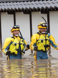 Policie prohledává zaplavenou oblast v naganské prefektuře v Japonsku