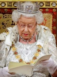 Britská královna Alžběta II. na zahájení nové parlamentní schůze čte projev sepsaný vládou.