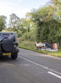 Plakát u silnice, který hlásí: Spravedlnost pro Harryho