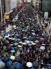 Protivládní demonstranti se i přes zákaz vlády sešli v centru Hongkongu