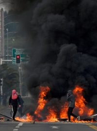 Protivládní protesty v Chile, které vypukly minulý týden kvůli zdražení jízdného v metru v Santiagu de Chile, mají podle místních médií už osm obětí. Dalších šest desítek osob bylo při nich zraněno