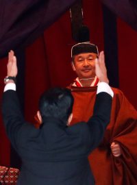 Banzai - hurá nebo ať žije. Japonský premiér Šinzó Abe oslavuje usednutí Naruhita na císařský trůn.