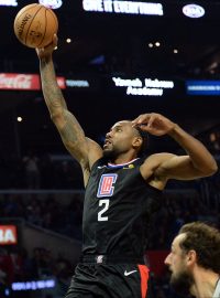Basketbalista Kawhi Leonard střílí koš během zápasu NBA proti San Antoniu Spurs