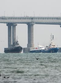 Ruská pobřežní stráž odtahuje zabavené ukrajinské lodě z Kerčského průlivu