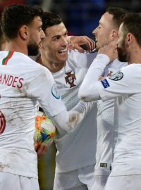 Fotbalisté Portugalska slaví postup na EURO 2020