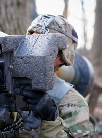 Voják americké armády používá protitankové střely Javelin.