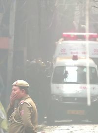 Ambulance na místě výbuchu.