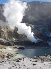 Pohled na vulkán White Island, který vybuchl v pondělí