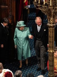 Britská královna v doprovodu prince Charlese vchází na půdu parlamentu, aby zahájila nové zasedací období a přednesla plán vlády.