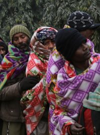 Bezdomovci v Dillí čekají v mrazivém počasí na jídlo