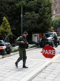 Bolívijská policie u vjezdu na mexickou ambasádu v La Paz