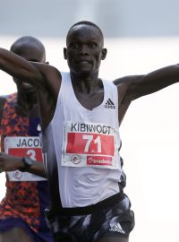 Kibiwott Kandie v cíli půlmaratonu.